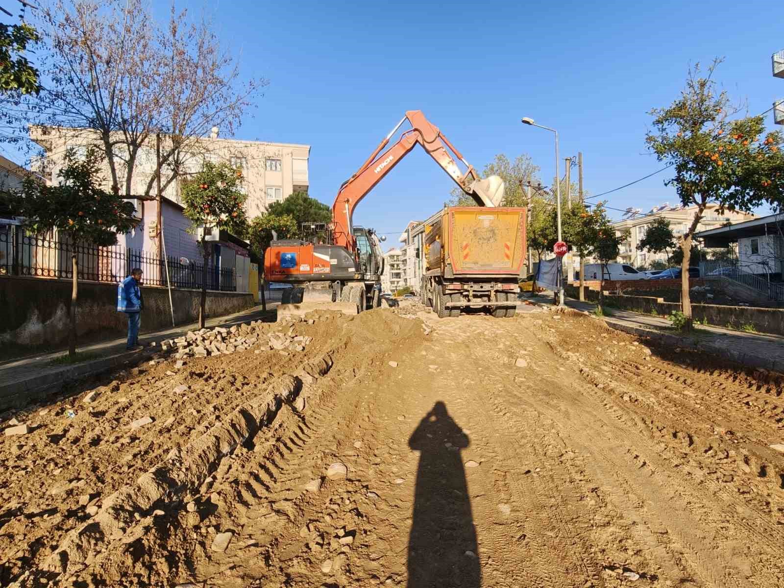 B&uuml;y&uuml;kşehir ekipleri kentin d&ouml;rt bir yanında &ccedil;alışmalarını s&uuml;rd&uuml;r&uuml;yor
