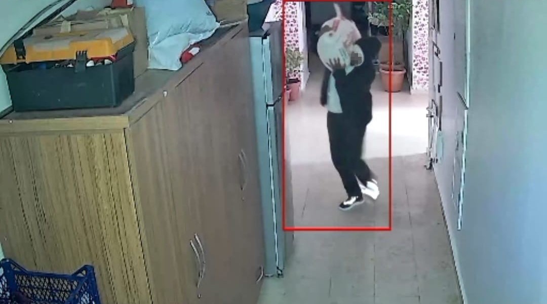 Elazığ&rsquo;da bir hırsız engelli vatandaşın un &ccedil;uvalını &ccedil;aldı
