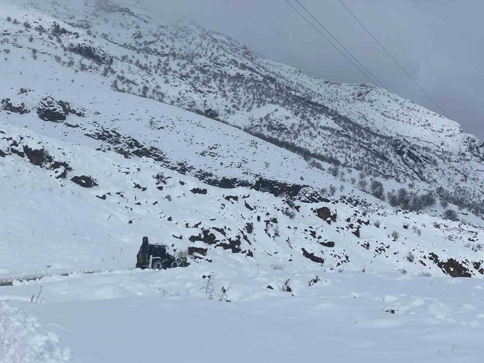 Batman&rsquo;da 115 yerleşim yerinin yolu kardan kapandı
