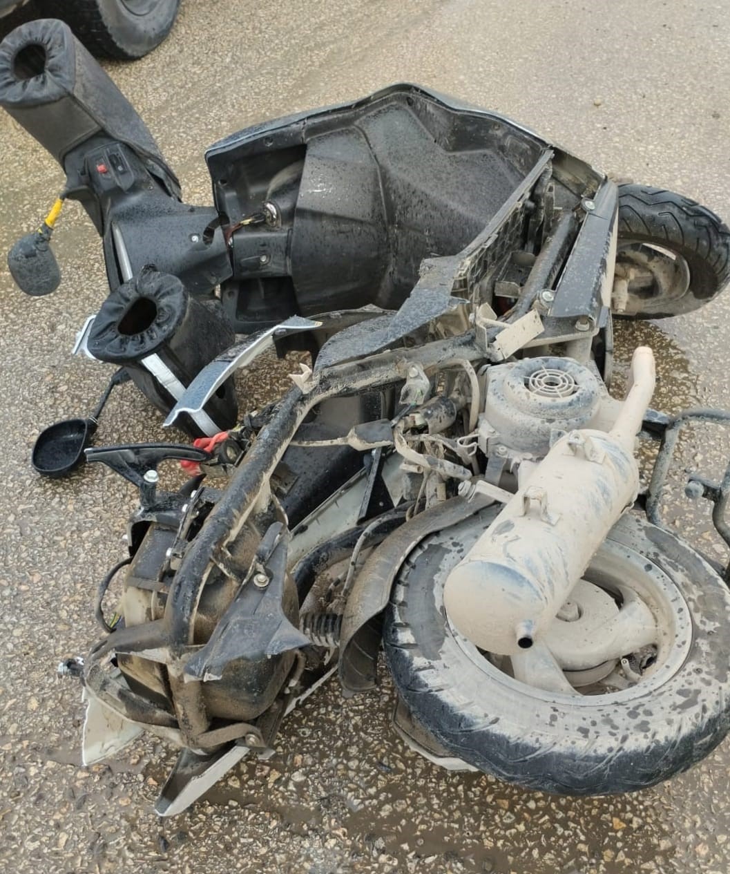 &Ouml;ğrenci servisi ile &ccedil;arpışan motokurye kaldırıldığı hastanede hayatını kaybetti

