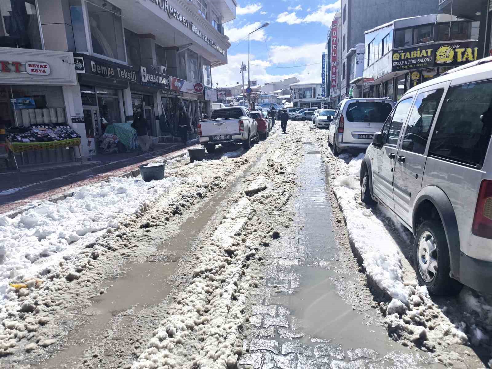 Van’da esnaf ve vatandaşlardan "altyapı ve temizlik" tepkisi
