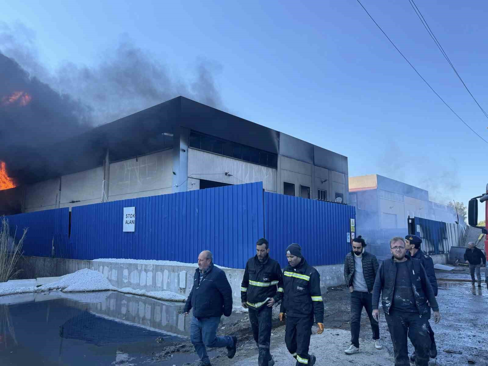 Torbalı&rsquo;daki fabrika yangını s&ouml;nd&uuml;r&uuml;ld&uuml;
