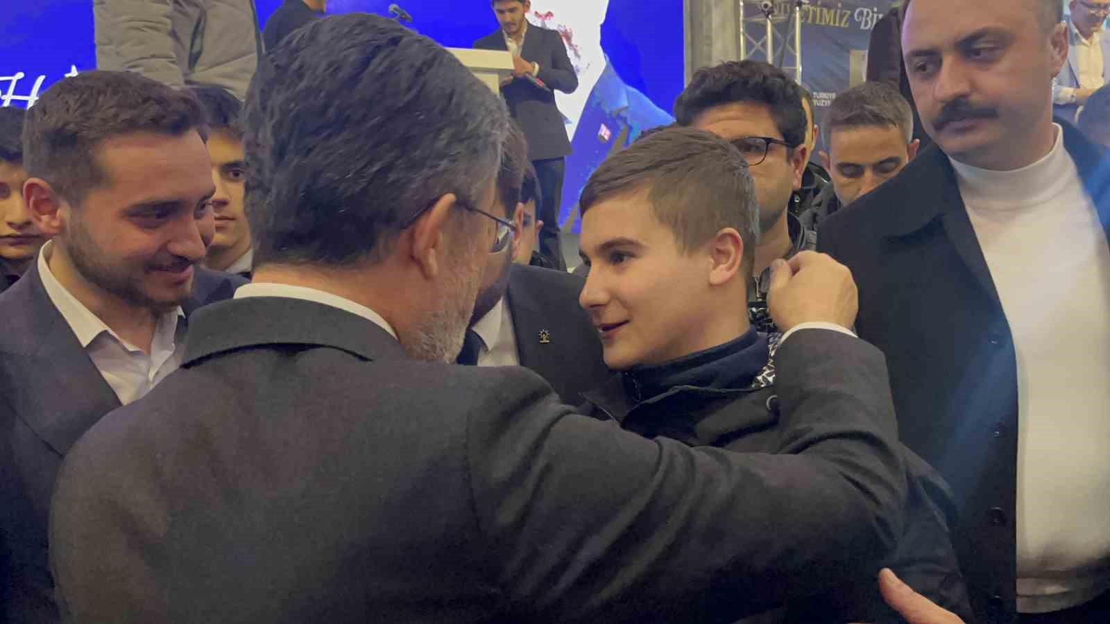 Bakan Yumaklı, gen&ccedil;lerle birlikte "Kabe&rsquo;de Hacılar" ilahisini s&ouml;yledi
