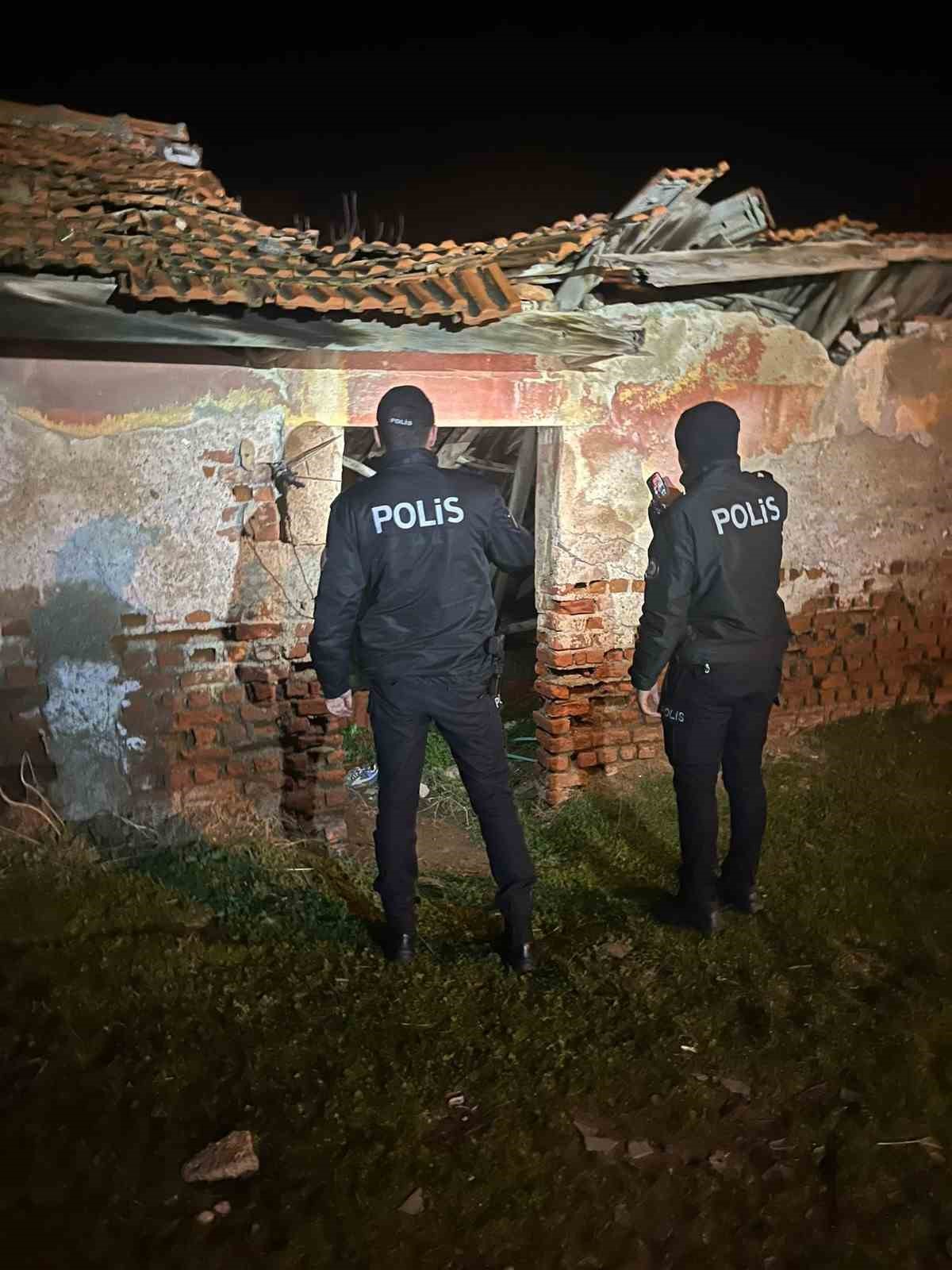 Manisa’da aranan 6 şahıs yakalandı, binlerce hap ele geçirildi