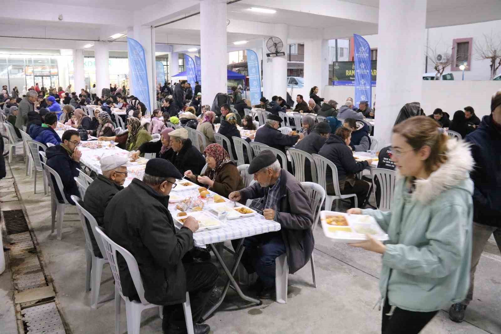 Binlerce vatandaş Aydın B&uuml;y&uuml;kşehir&rsquo;in iftar sofralarında buluşuyor
