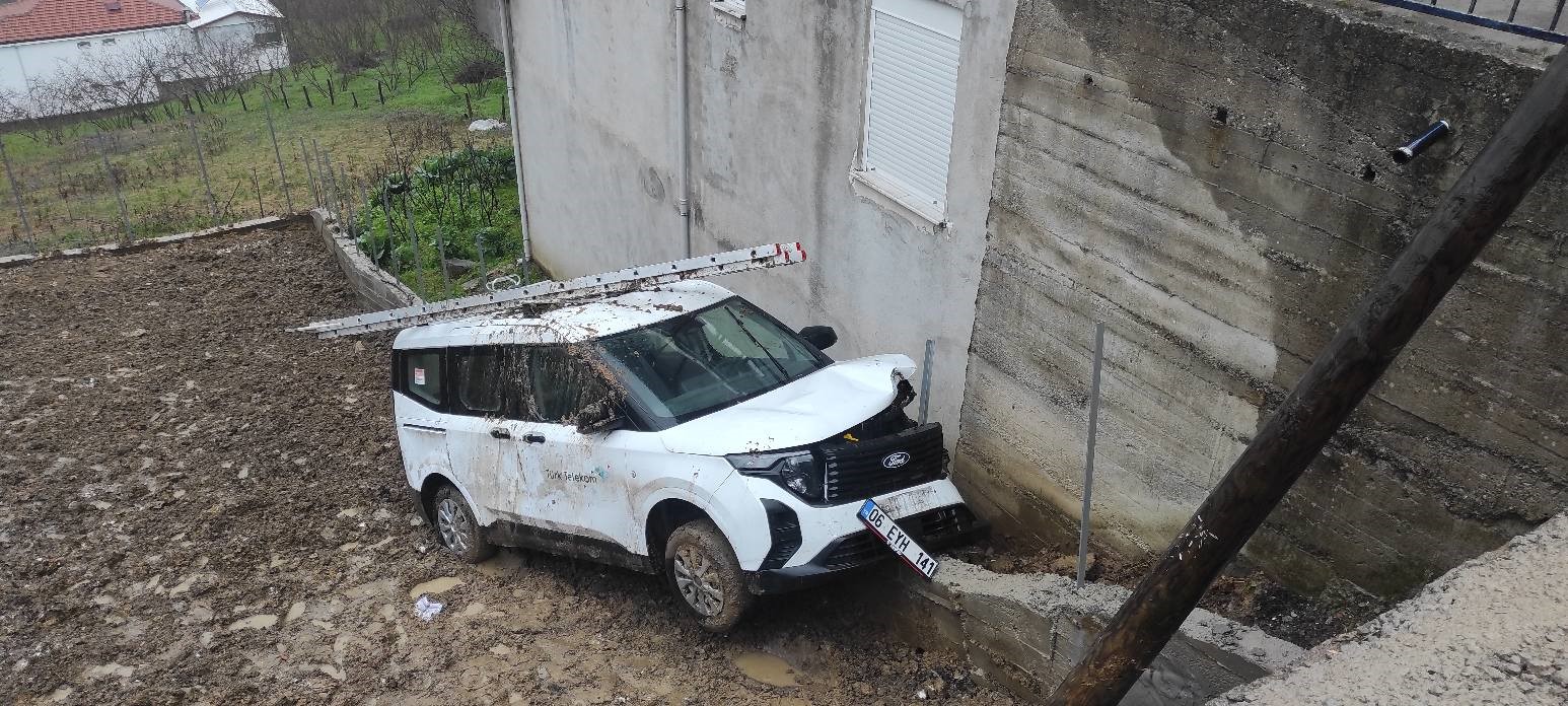 Yoldan çıkan otomobil tarlaya girdi
