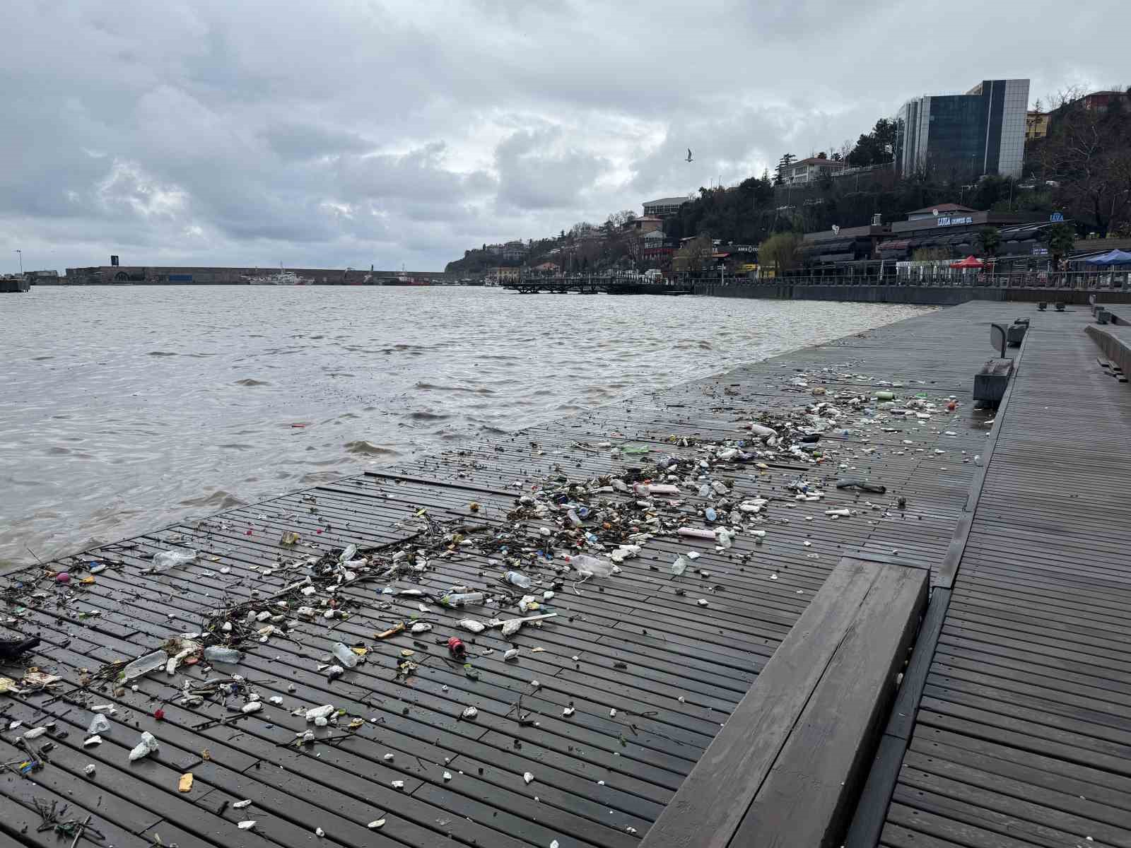 Dalgalarla sürüklenen plastik atıklar sahile vurdu