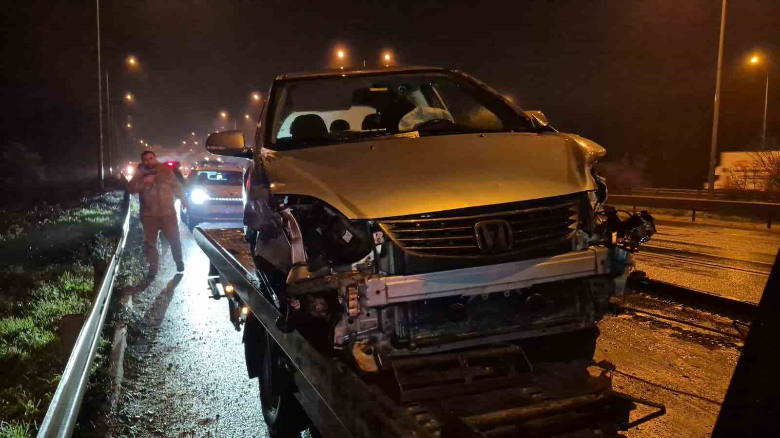 Bariyerlere çarpan otomobilin sürücüsü yaralandı