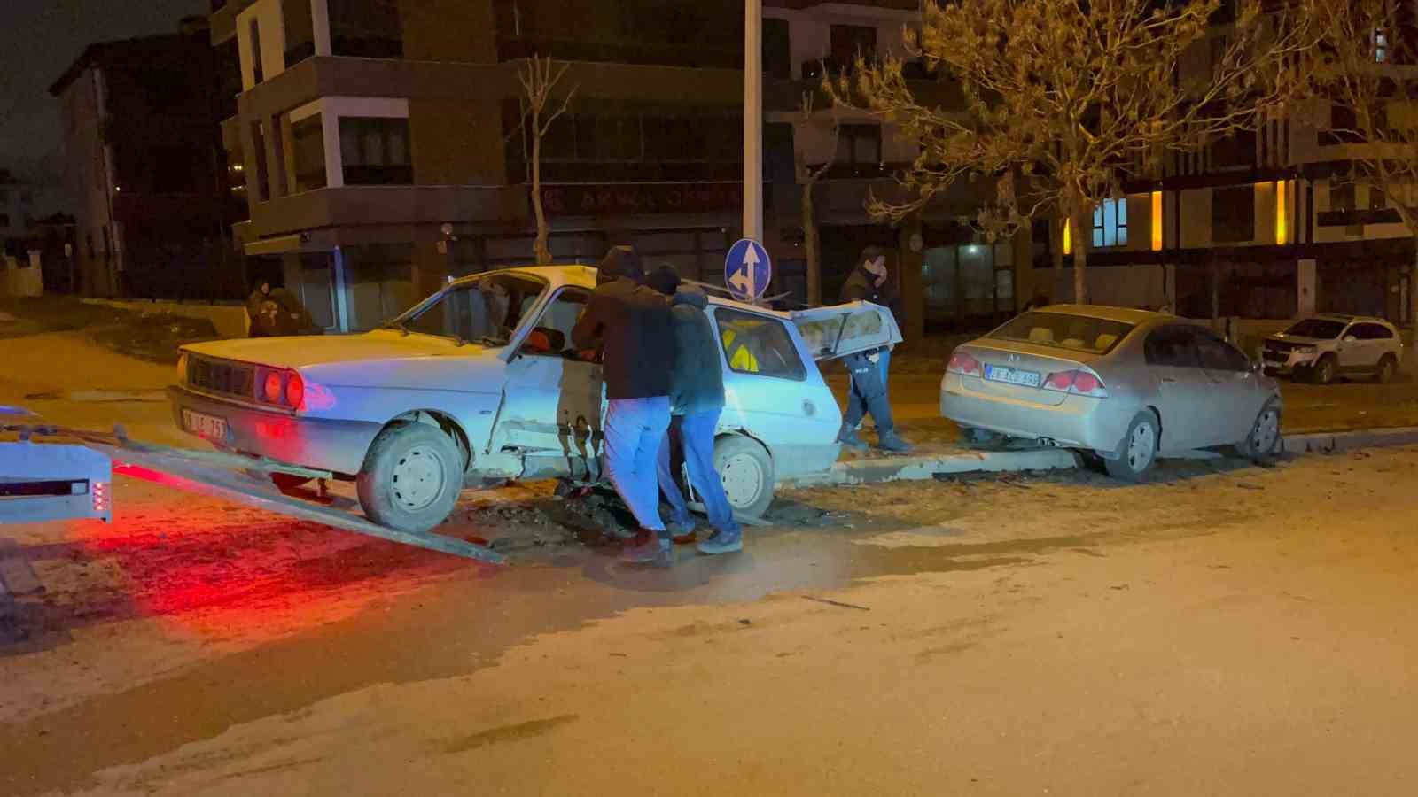 Eskişehir&rsquo;de iki otomobil &ccedil;arpıştı: 4 yaralı
