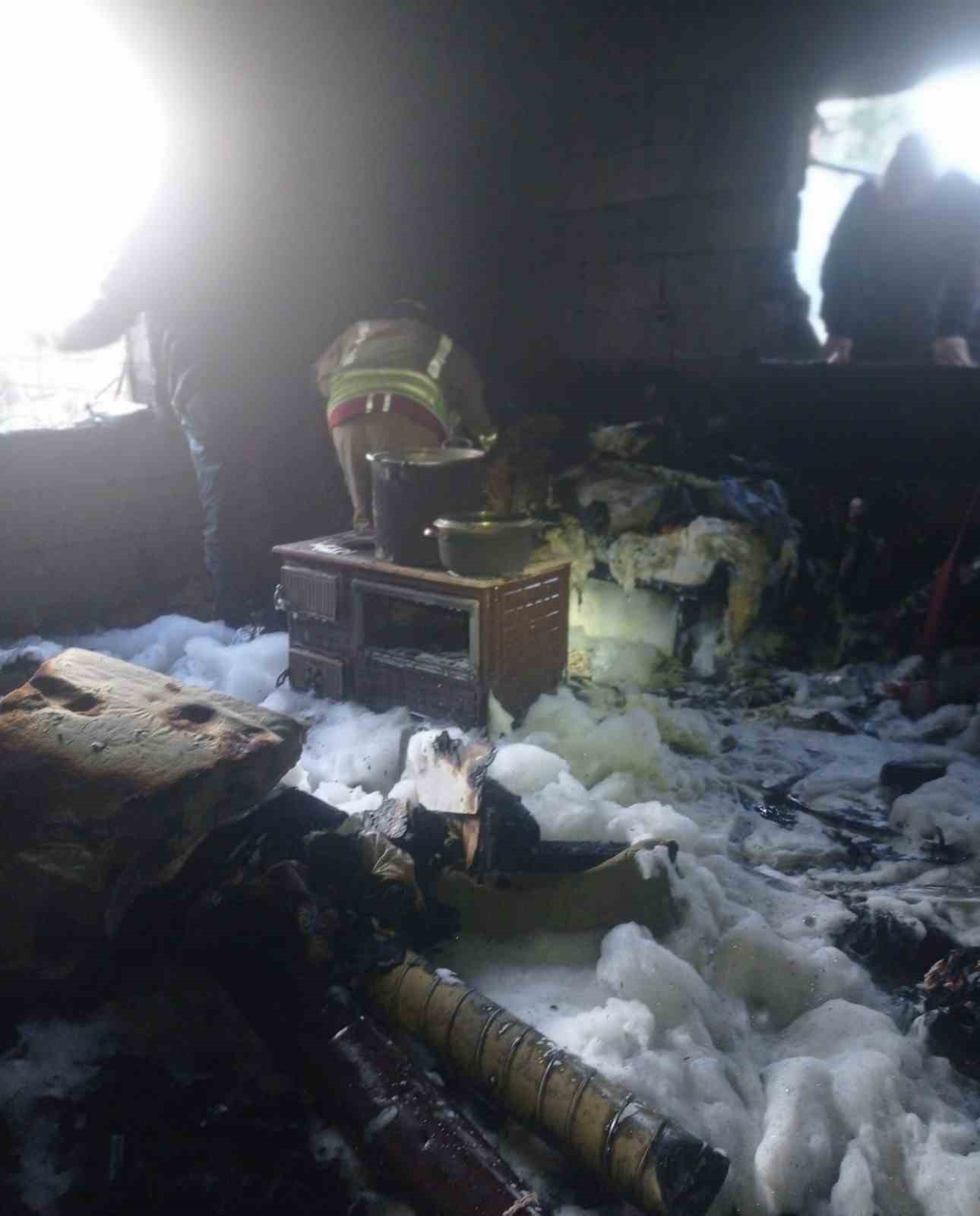 İtfaiye erleri alevlerin arasından Kur&rsquo;an-ı Kerim&rsquo;i kurtardı
