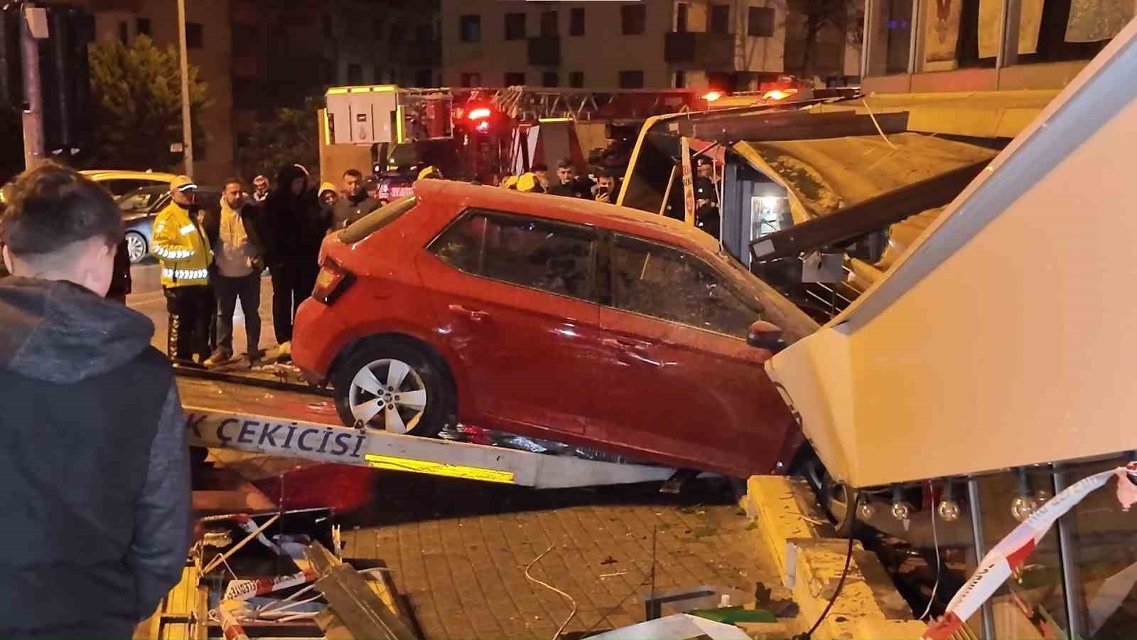 Üsküdar’da kontrolden çıkan otomobil iş yerine daldı