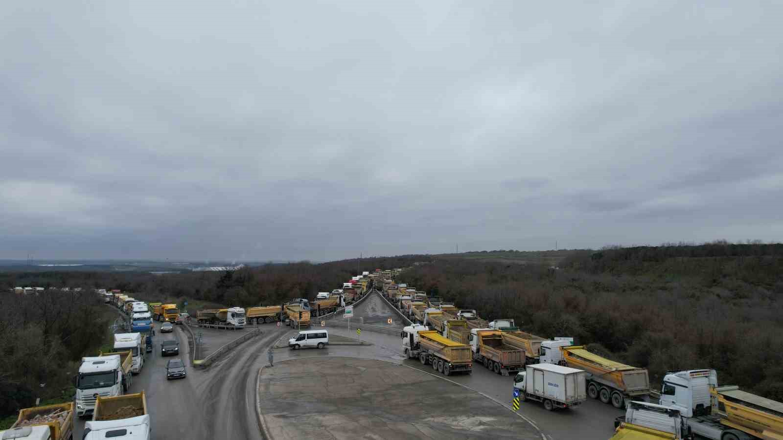 Arnavutköy’de döküm sahası yolunda kilometrelerce hafriyat kuyruğu