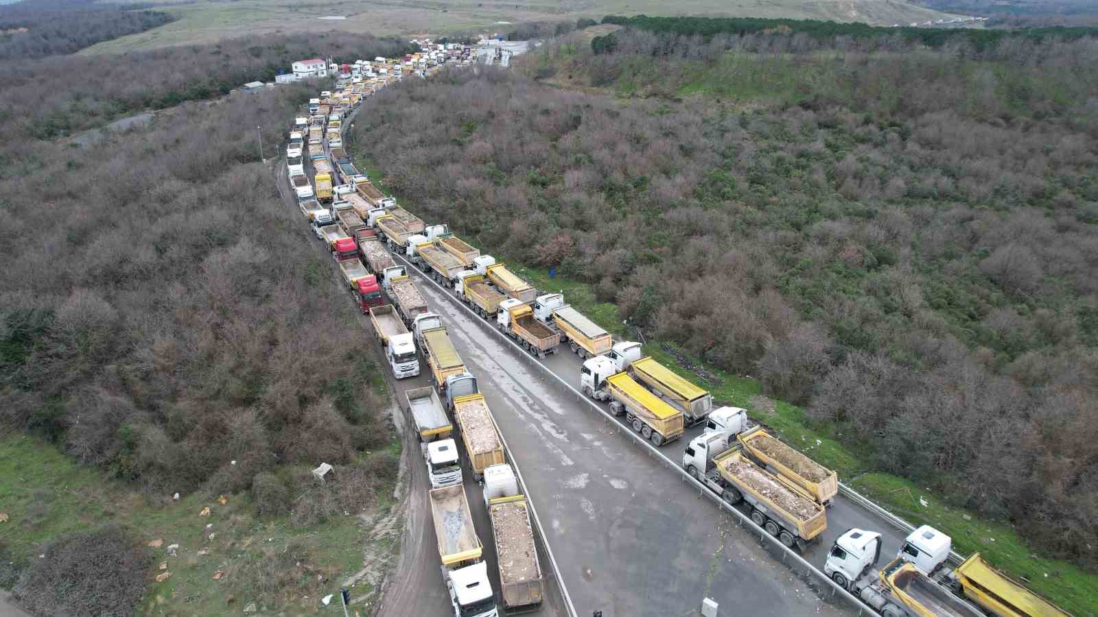 Arnavutk&ouml;y&rsquo;de d&ouml;k&uuml;m sahası yolunda kilometrelerce hafriyat kuyruğu
