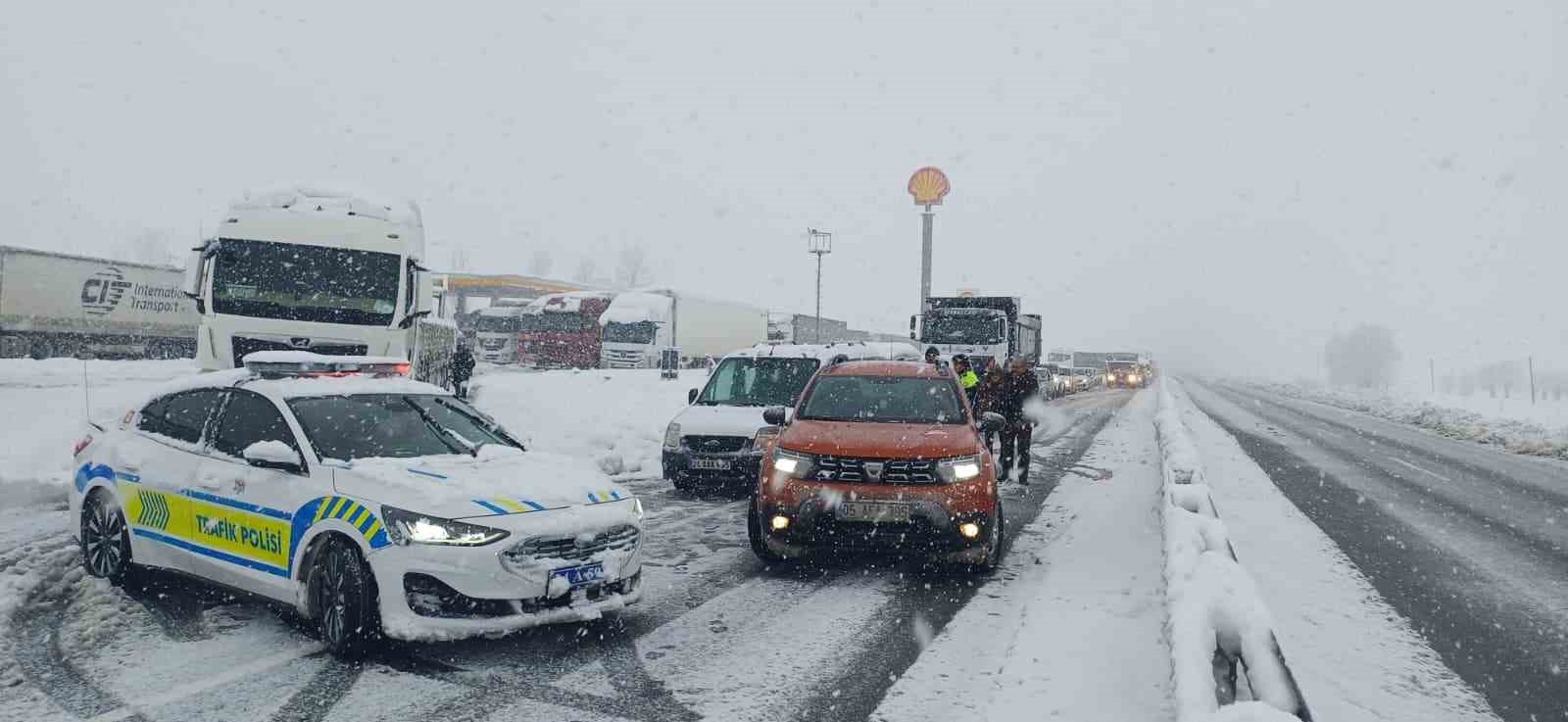 Kar ve tipi ulaşımı aksatıyor