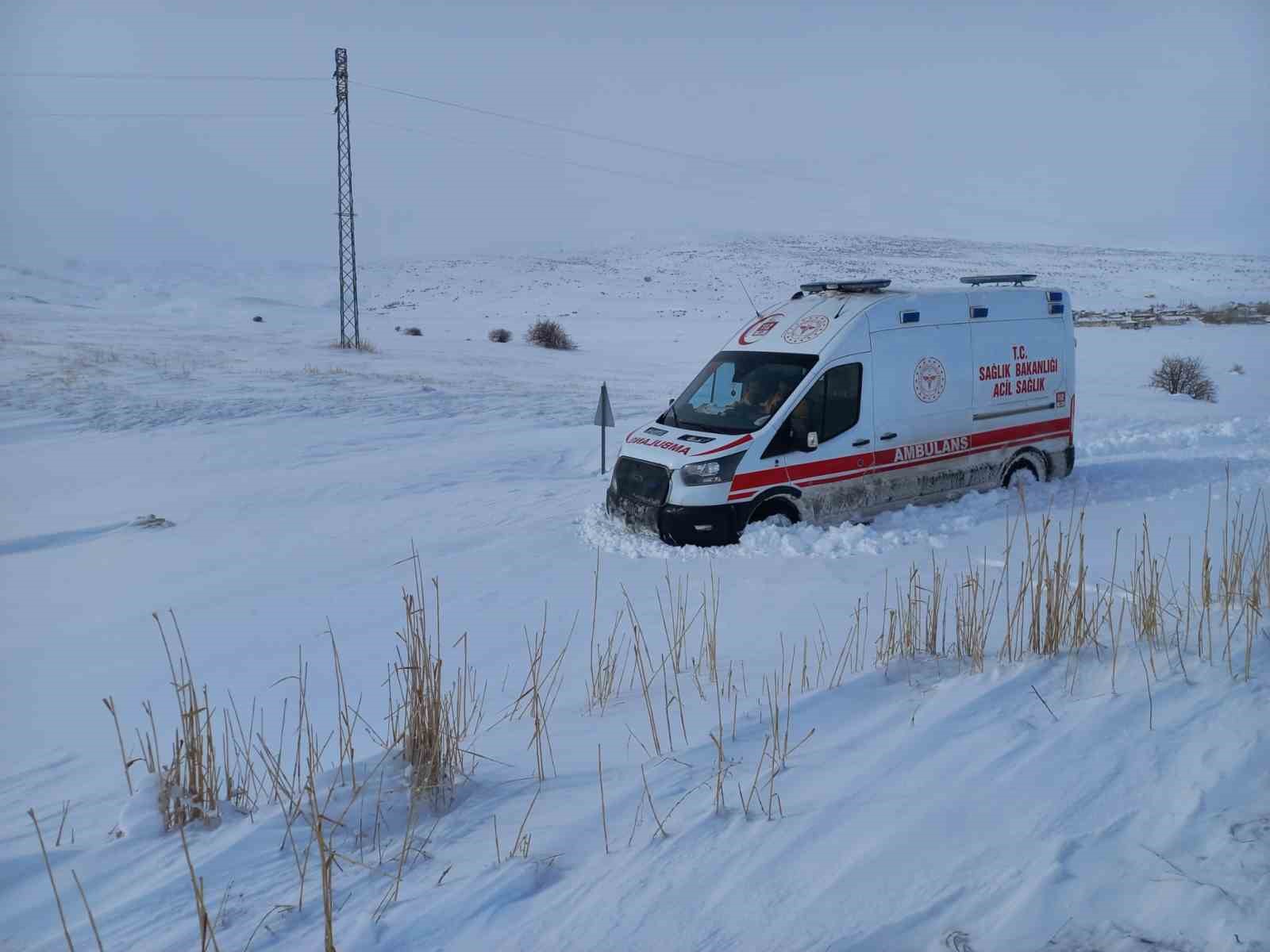 Kar ve tipi ulaşımı aksatıyor
