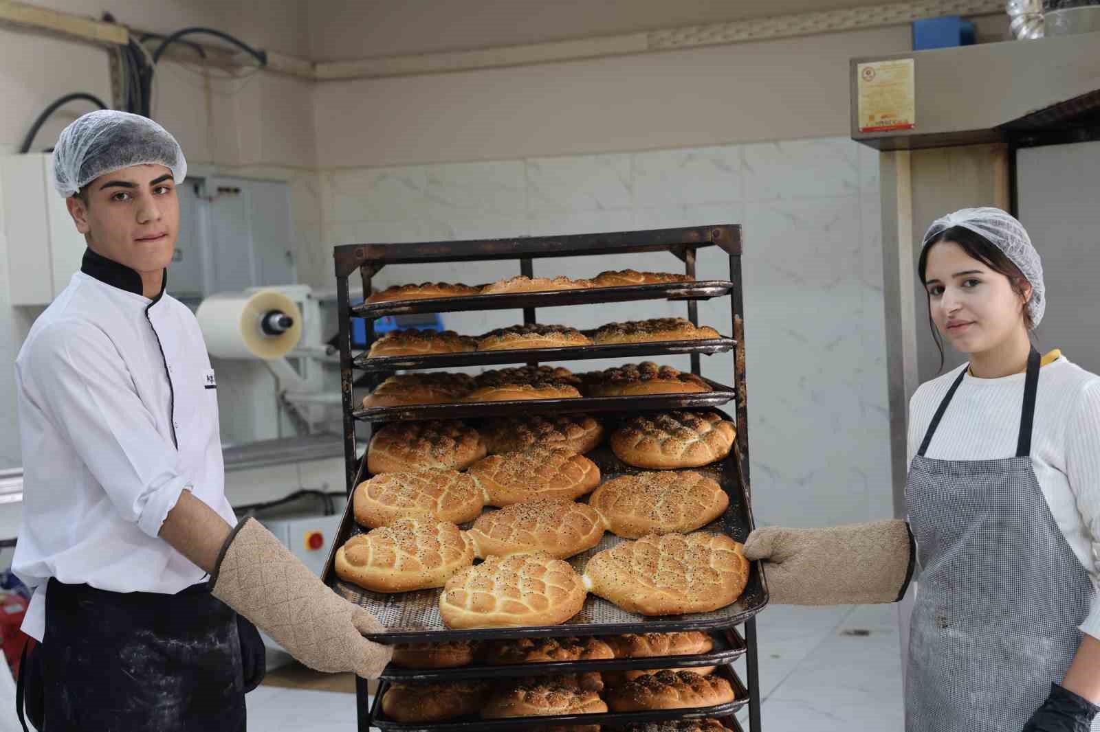 Diyarbakır’da öğrenci ve öğretmenlerin çıkardığı pideler ihtiyaç sahiplerine ulaştırılıyor