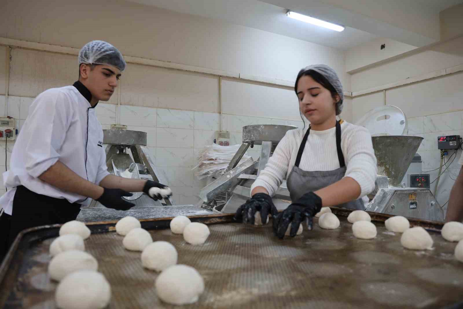 Diyarbakır&rsquo;da &ouml;ğrenci ve &ouml;ğretmenlerin &ccedil;ıkardığı pideler ihtiya&ccedil; sahiplerine ulaştırılıyor
