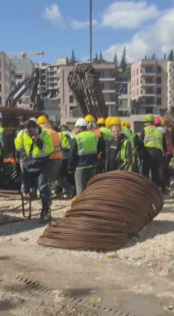 Vin&ccedil;ten d&uuml;şen demir kolunun altında kalan iş&ccedil;i yaralandı
