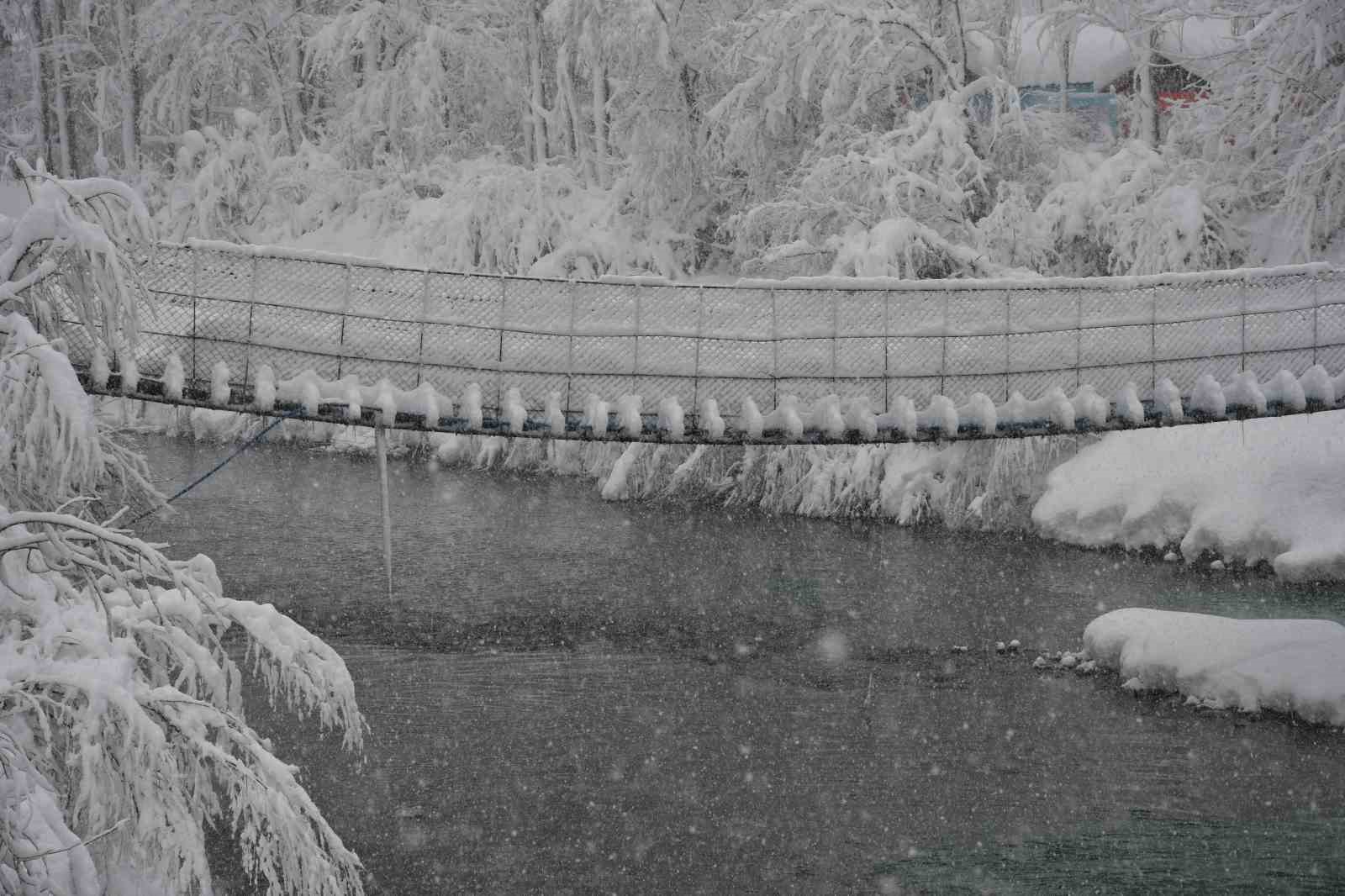 Beyt&uuml;şşebap ve Uludere il&ccedil;elerinde kar yağışı etkili oldu
