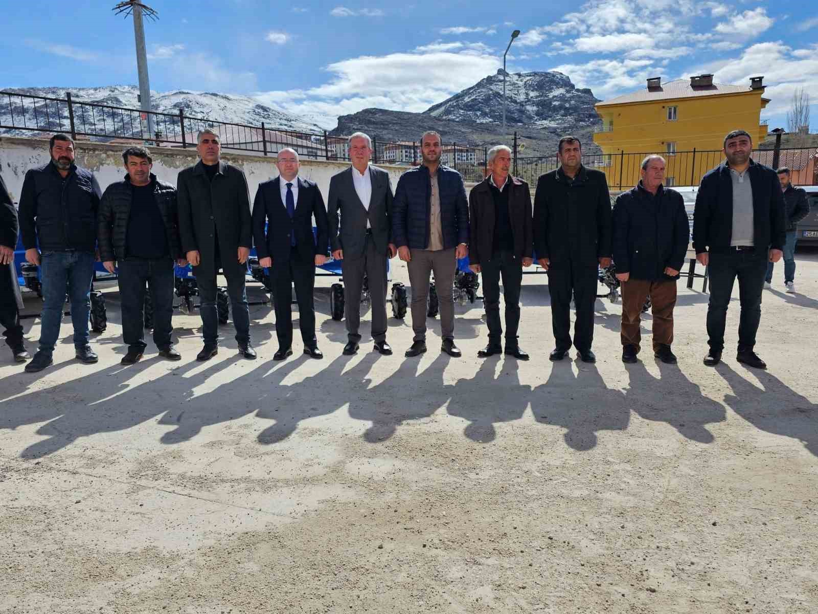 &Ccedil;&uuml;ng&uuml;ş&rsquo;te &uuml;reticilere tarım aletleri dağıtıldı
