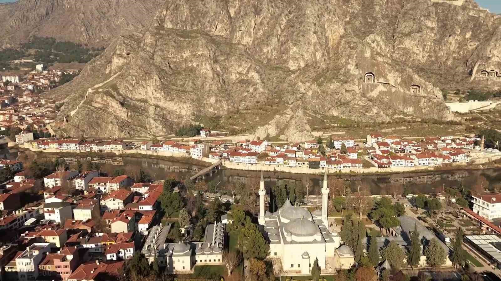 Usta şeflerden "sakala &ccedil;arpan &ccedil;orbası" tavsiyesi: "Acıktırmaz, susatmaz"
