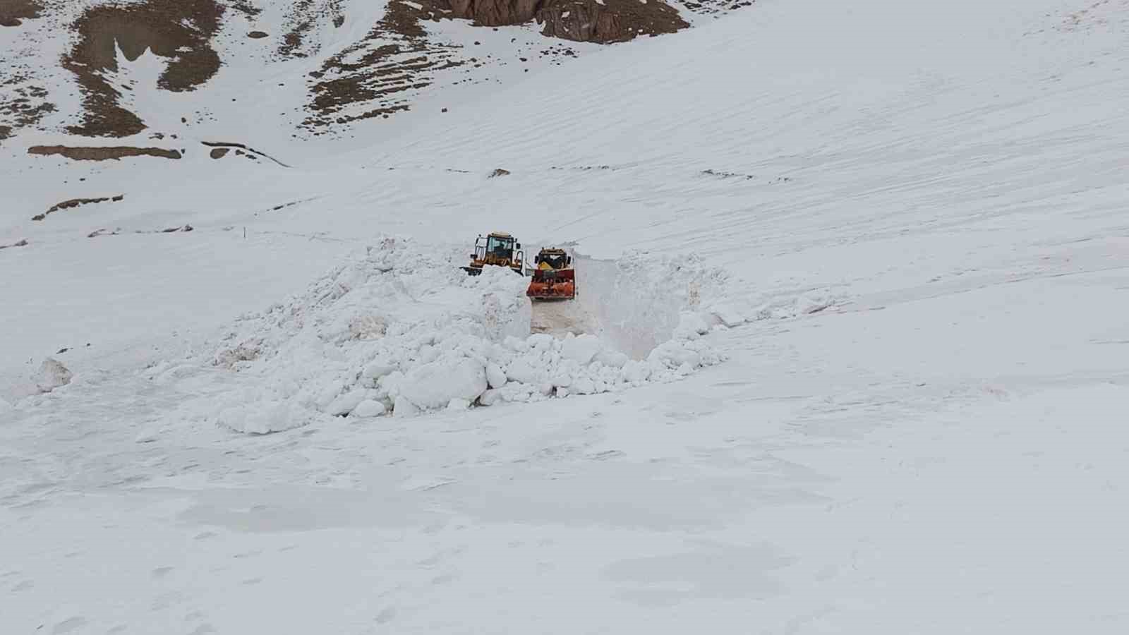 T&uuml;rkiye-İran sınır hattında karla m&uuml;cadele &ccedil;alışması
