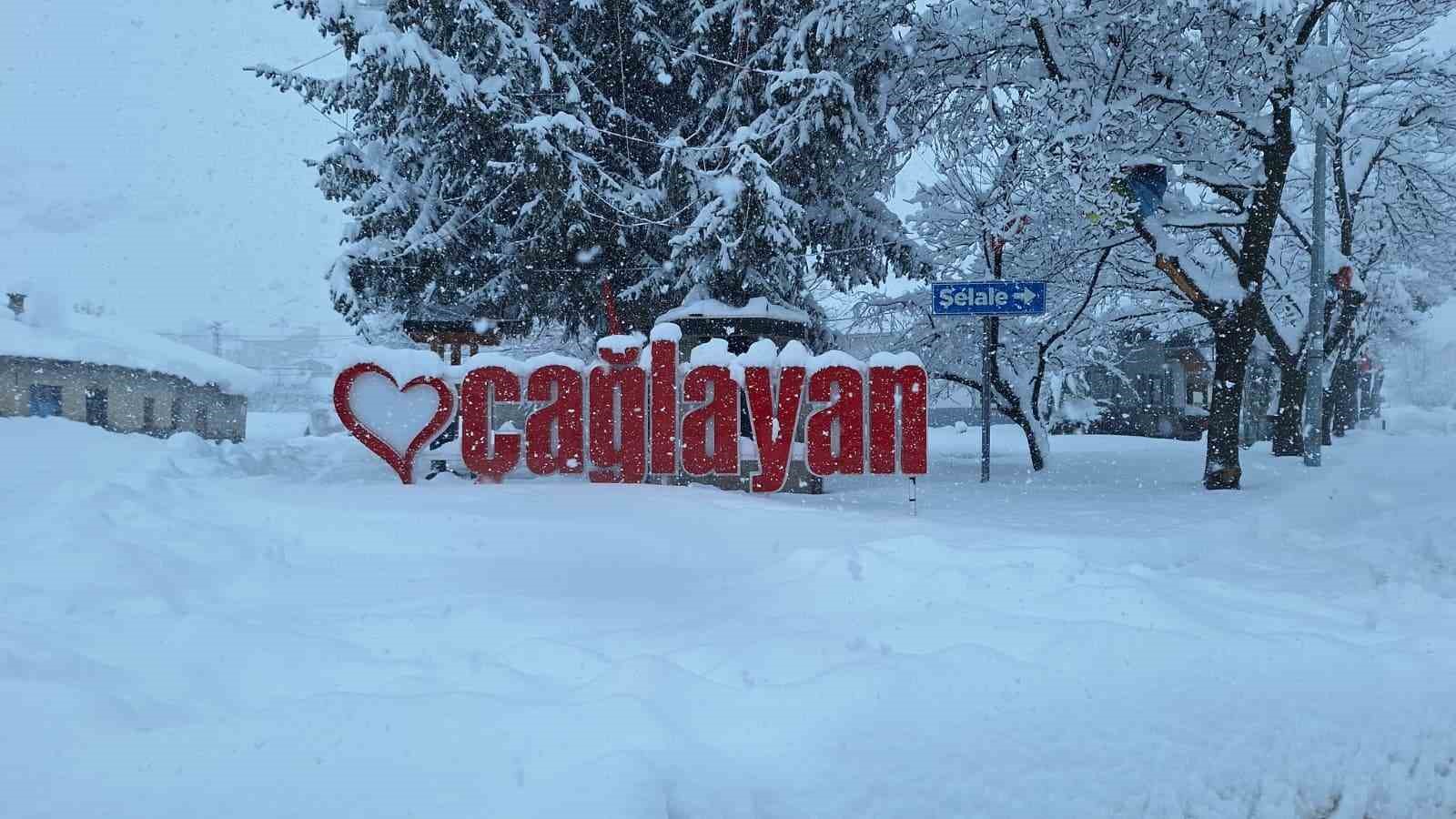 Erzincan&rsquo;da karla m&uuml;cadele &ccedil;alışmaları s&uuml;r&uuml;yor
