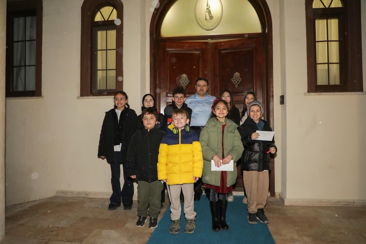 &Ccedil;ocuklar Vali Işın&rsquo;a "K&uuml;pecik" yaptı
