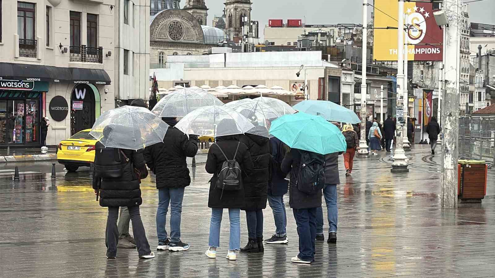 İstanbul&rsquo;da soğuk hava ve yağmur etkili oluyor
