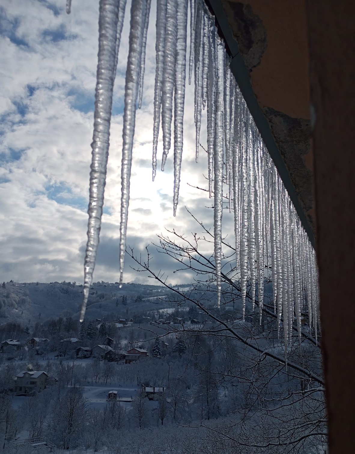 Dondurucu soğuk &ccedil;atılarda buz sarkıtlarına d&ouml;n&uuml;şt&uuml;
