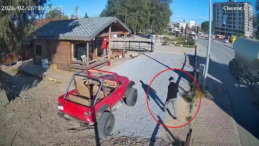 M&uuml;şteri sanıp tokalaştığı şahsın silahlı saldırısında &ouml;l&uuml;mle burun buruna geldi
