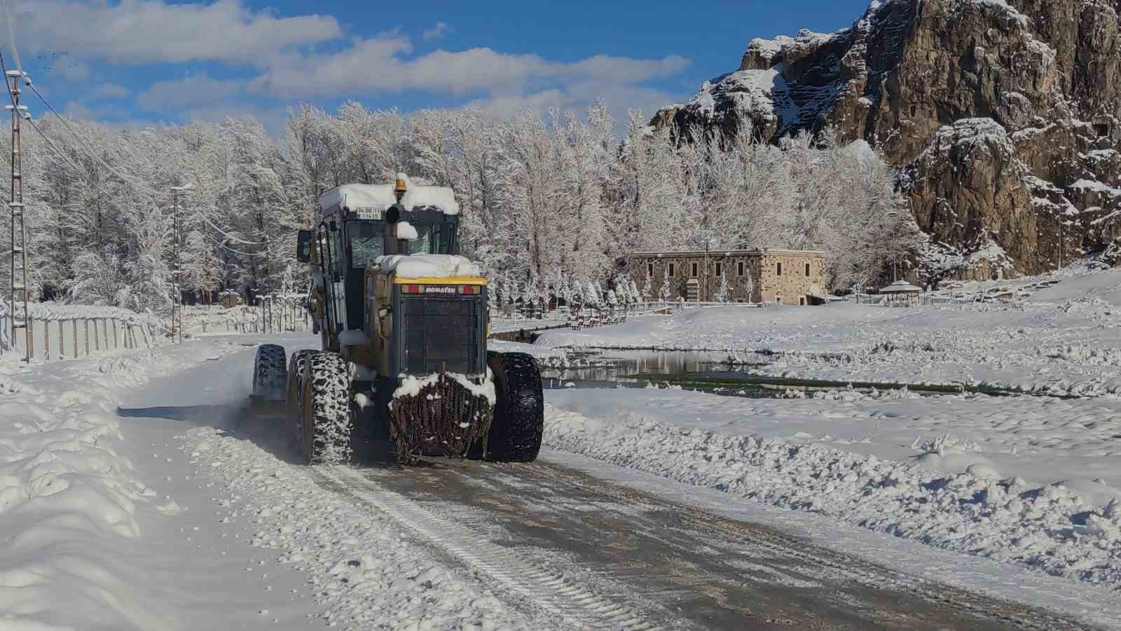 Van&rsquo;da kardan dolayı kapanan 390 yoldan 230&rsquo;u a&ccedil;ıldı
