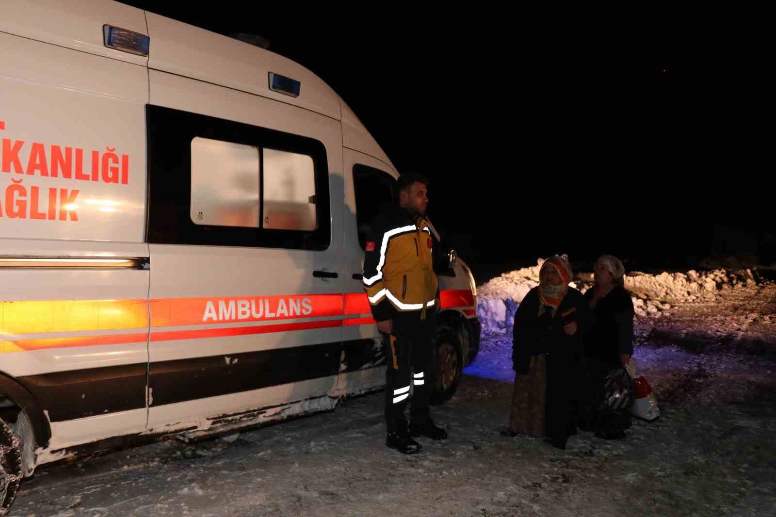Yolu karla kapanan ve elektrikleri kesik olan k&ouml;yde oksijensiz kalan hastanın imdadına yetiştiler
