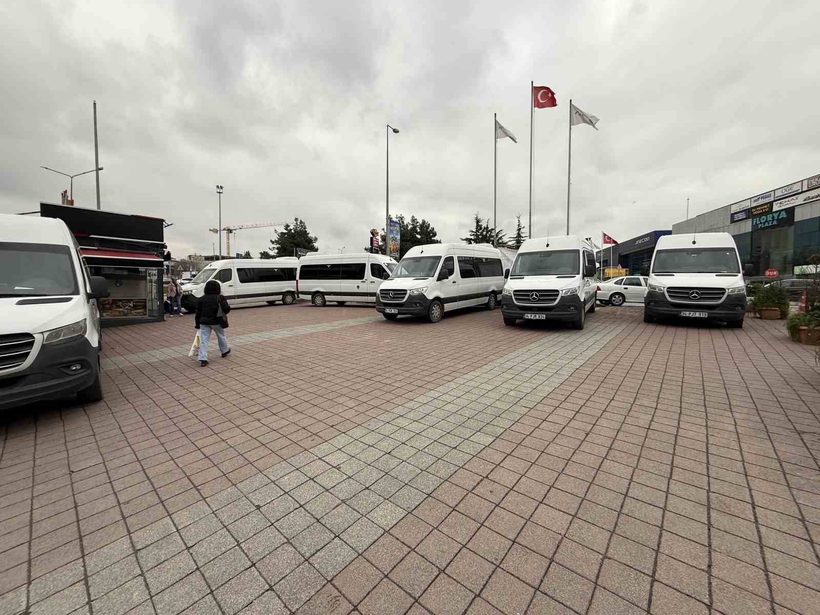 Bakırköy’deki market otoparkında "Servis Minibüsü" krizi: Müşteriler ve işletmeci isyan etti