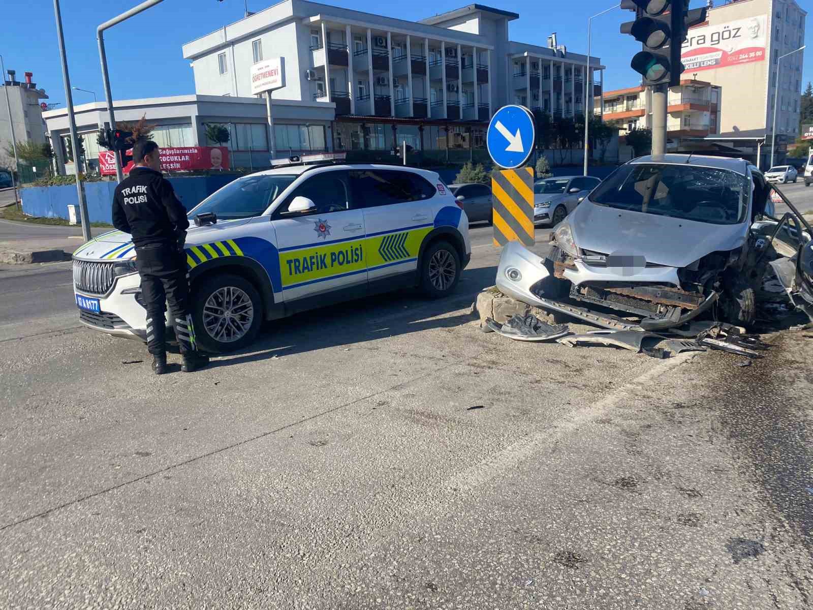 Serik&rsquo;te iki otomobil &ccedil;arpıştı:2 yaralı
