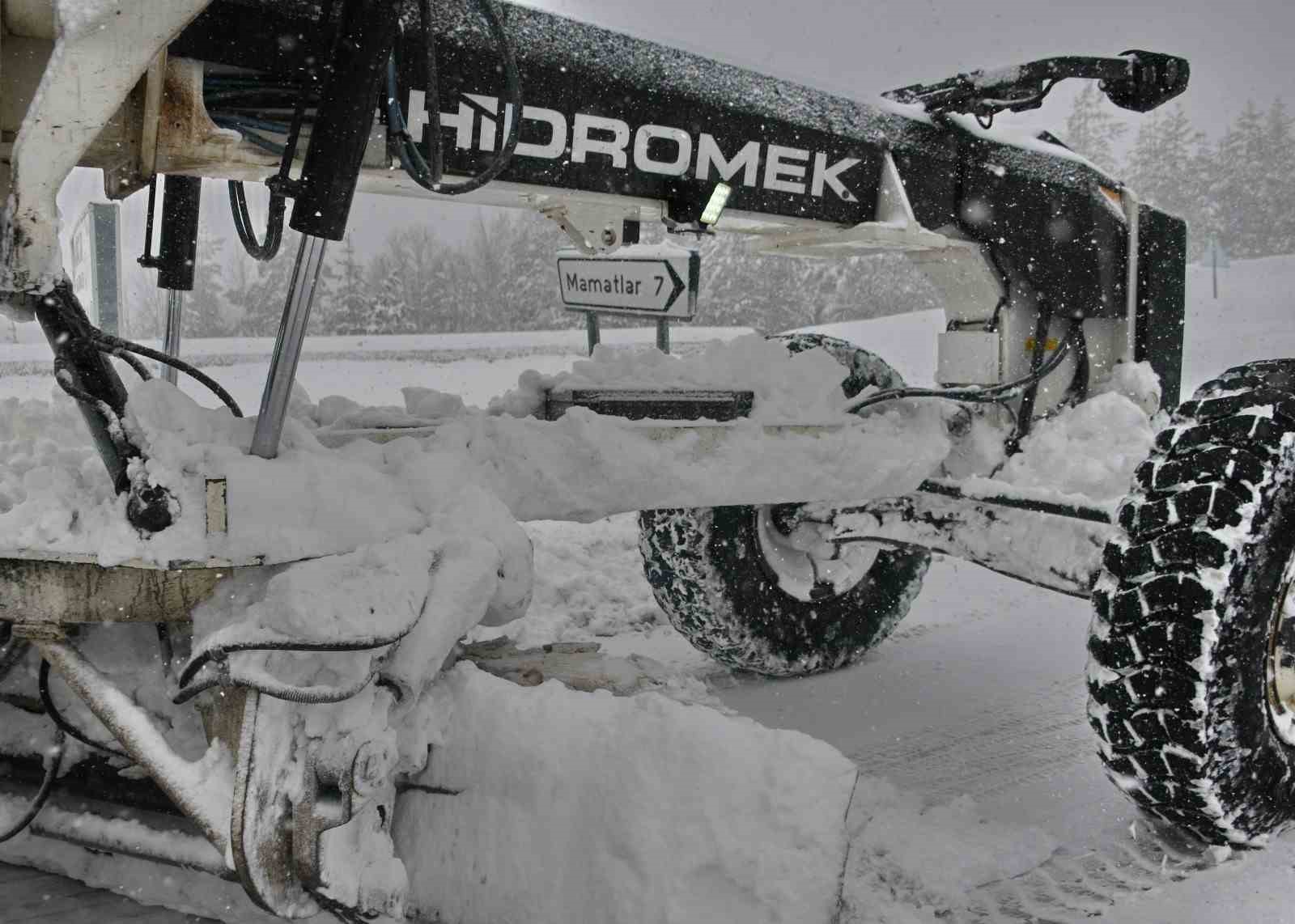 Kastamonu&rsquo;da k&ouml;y yollarında karla m&uuml;cadelesi yeniden başladı
