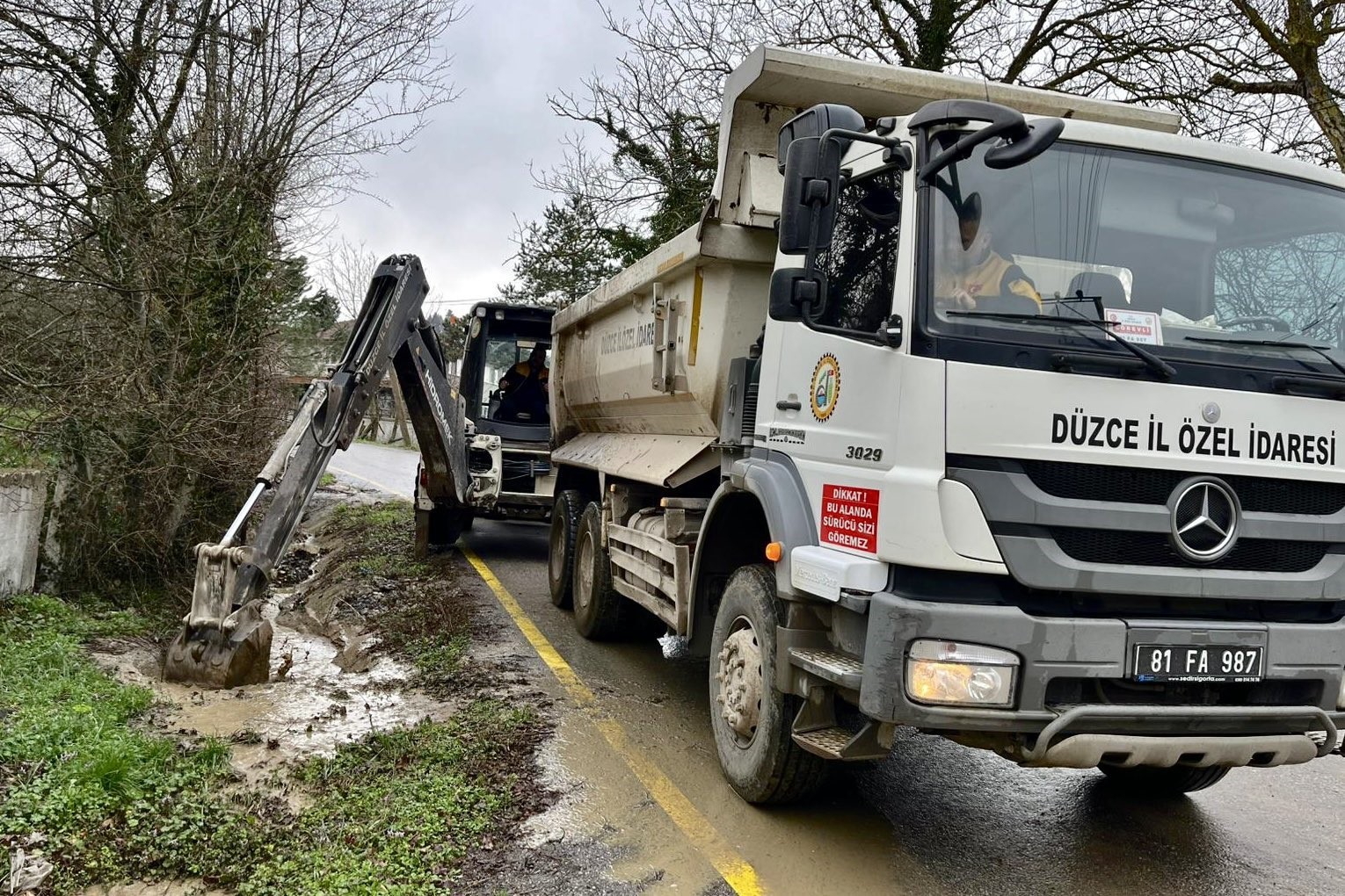 Soğukpınar Köyü’nde kanal temizliği çalışmaları sürüyor