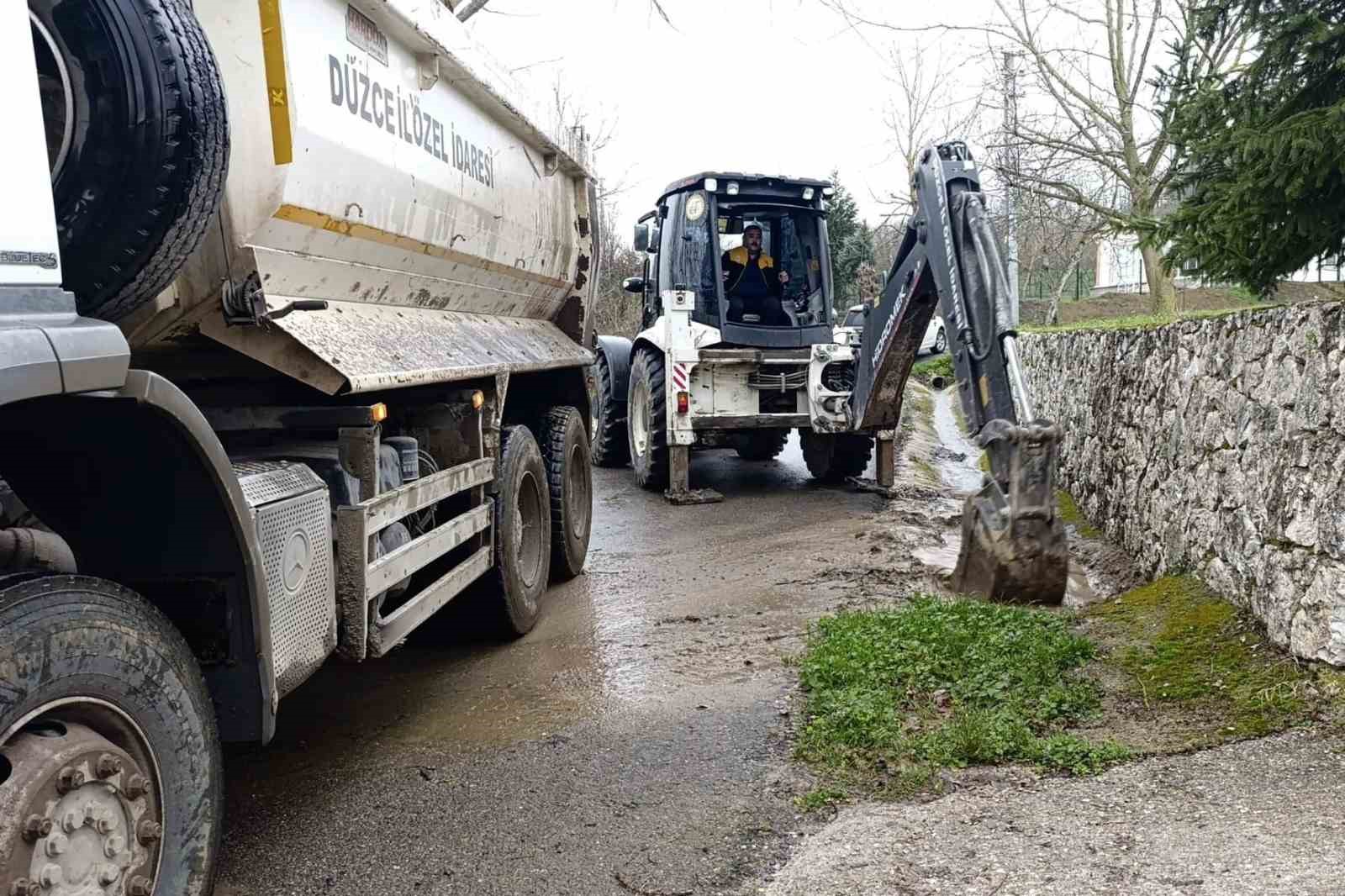 Soğukpınar K&ouml;y&uuml;&rsquo;nde kanal temizliği &ccedil;alışmaları s&uuml;r&uuml;yor
