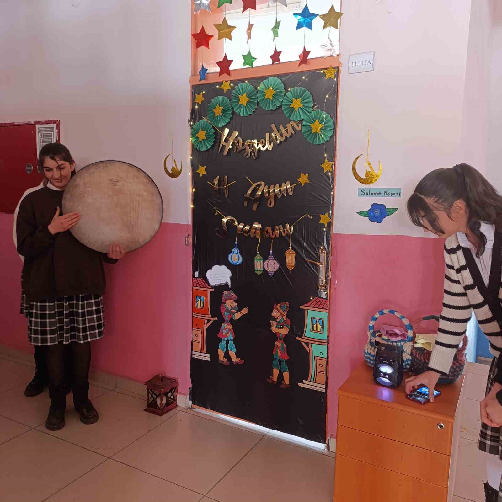 Muradiye&rsquo;de Ramazan coşkusu kapılara yansıdı
