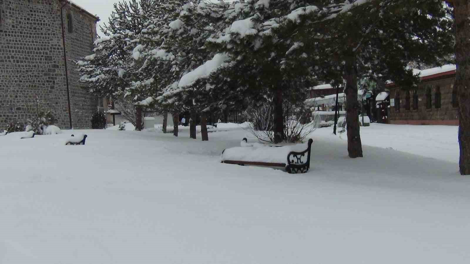 Kars beyaza hapsoldu: Yarım asırlık kar rekoru kırıldı
