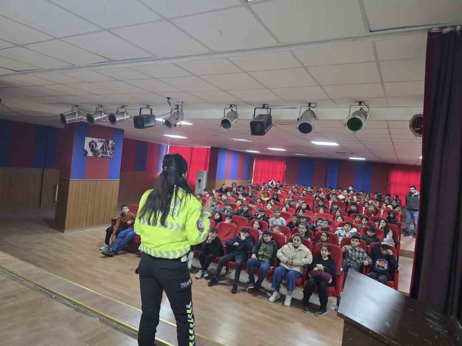 Mardin’de ortaokul öğrencilerine trafik eğitimi verildi