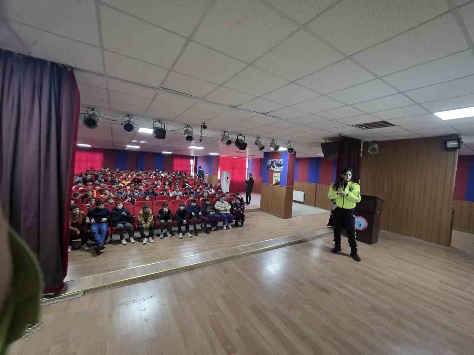 Mardin&rsquo;de ortaokul &ouml;ğrencilerine trafik eğitimi verildi
