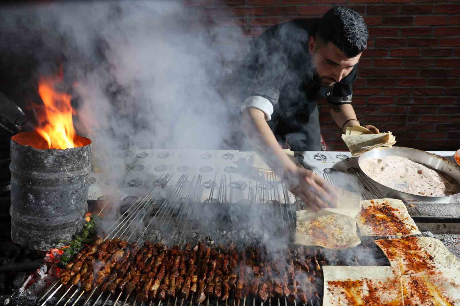Diyarbakır&rsquo;ın tescilli ciğer kebabı Ramazanda da iftar ve sahurda t&uuml;ketiliyor
