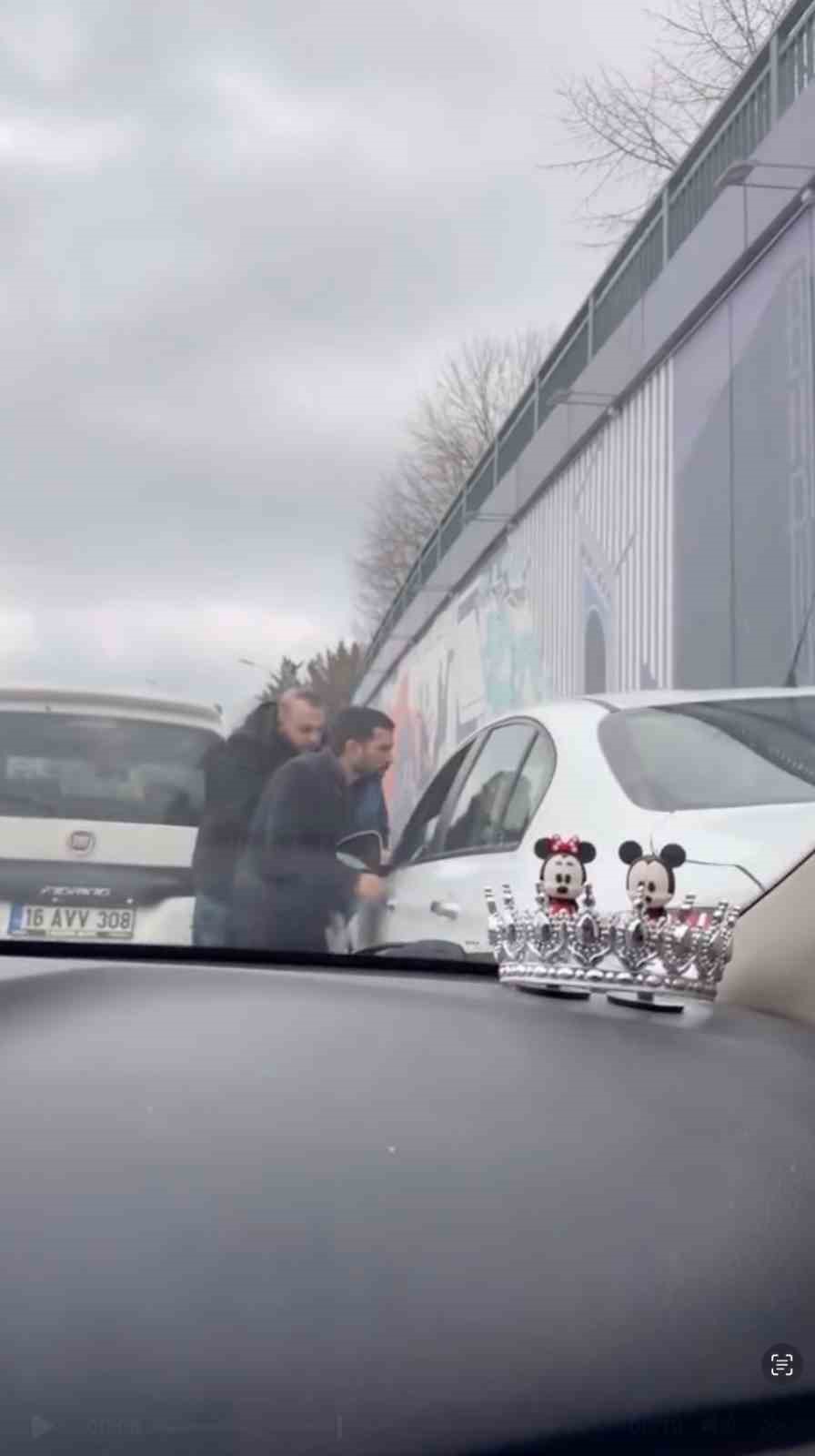 Bursa&rsquo;da ara&ccedil;tan indi, ehliyeti gitti...Yol verme tartışmasına 180 bin lira ceza
