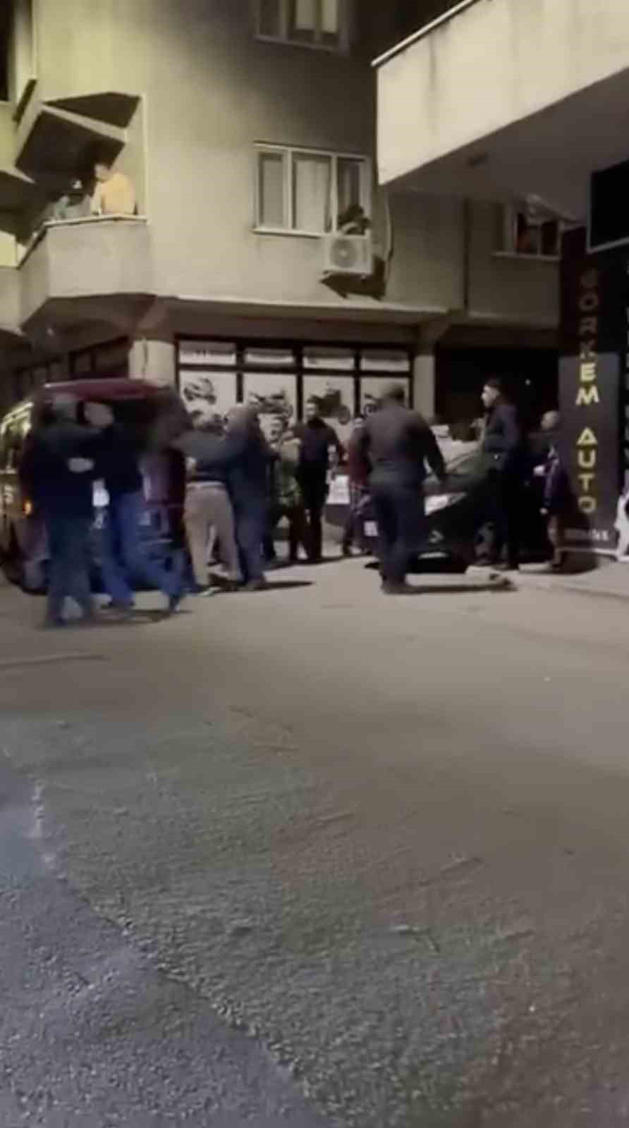 Bursa&rsquo;da mahallede aileler arası kavga bir anda b&uuml;y&uuml;d&uuml;

