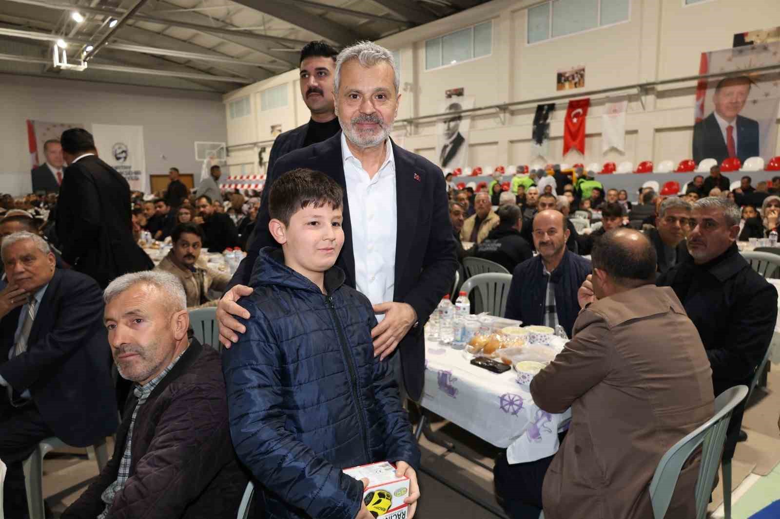 Başkan Öntürk’ten, CHP lideri Özel’e kaldırım taşı ve çöp konteyneri göndermesi