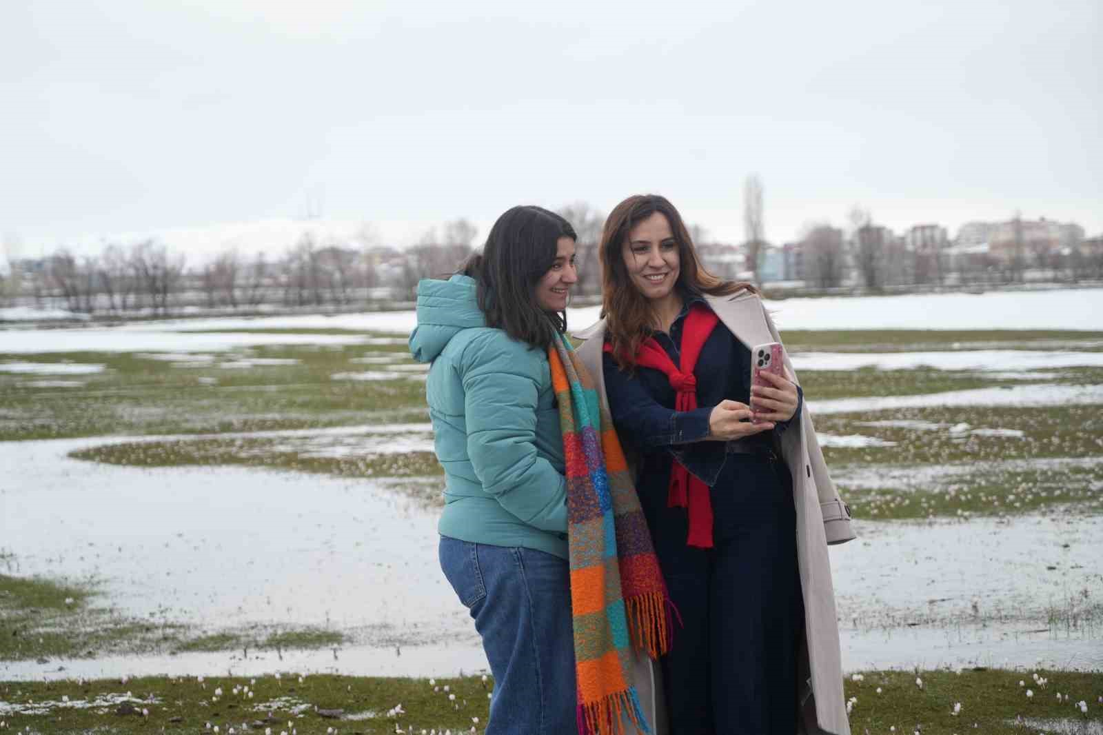 Baharın habercisi &ccedil;iğdemler kar altında kaldı
