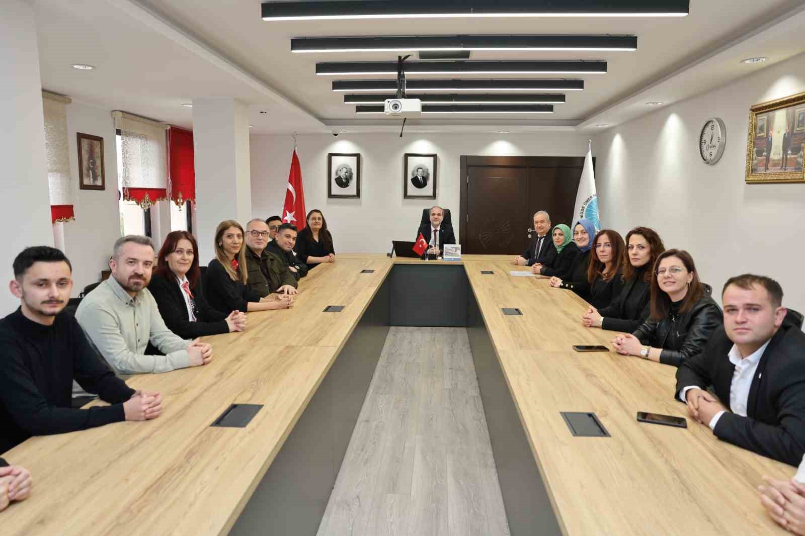 İşitme engelli öğrencilerin hayatlarını kolaylaştırmak için işaret dili öğreniyorlar