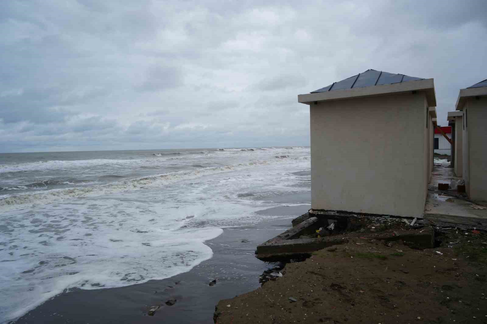 Karadeniz&rsquo;de dev dalgalar sahili yıktı ge&ccedil;ti
