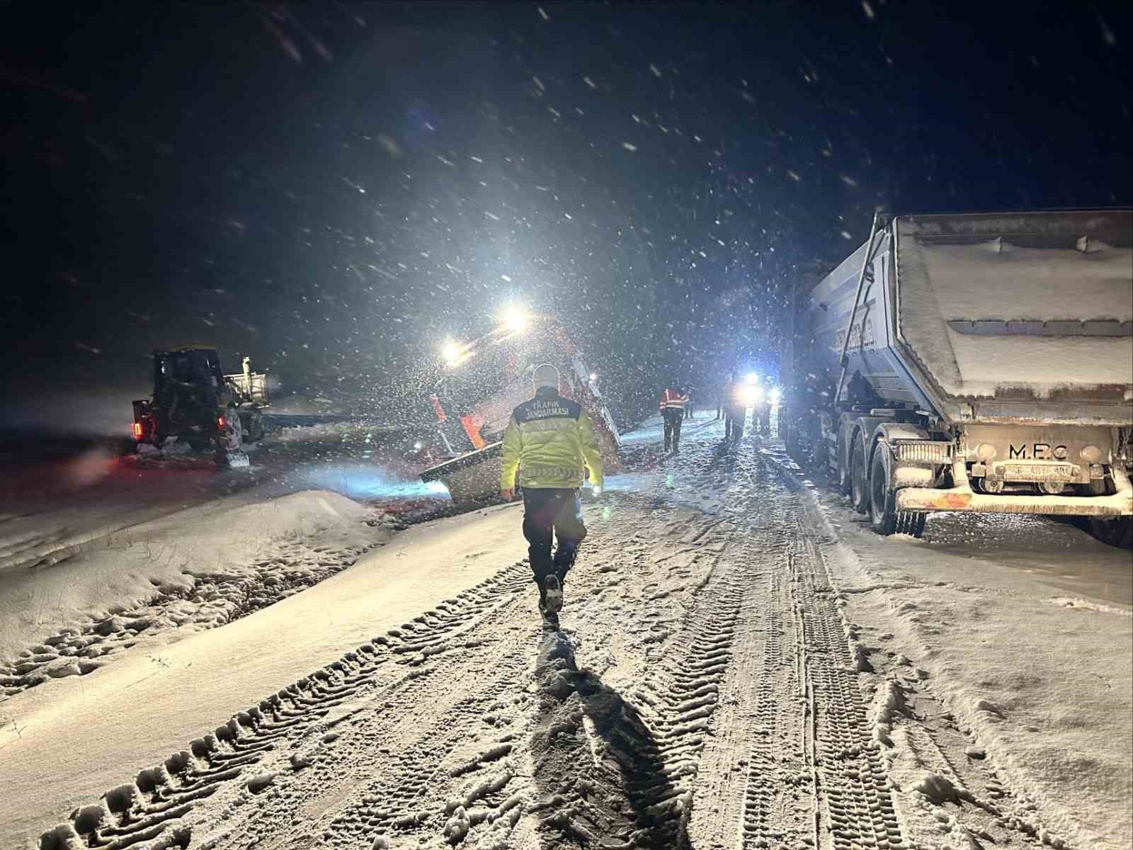 Karda mahsur kalan araçların imdadına Jandarma ekipleri yetişti